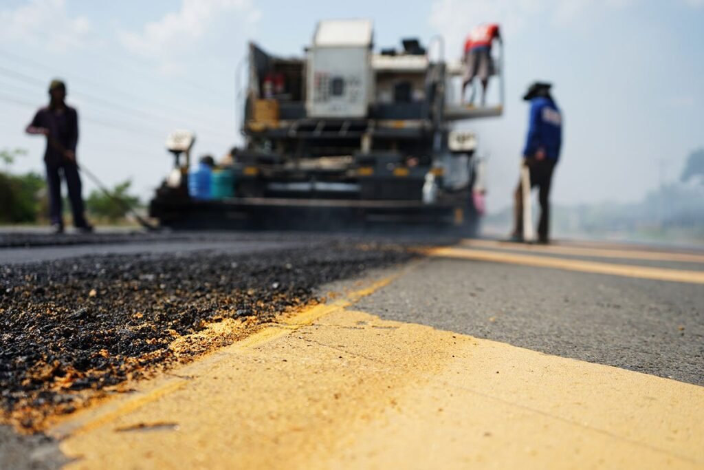 Maquinaria y trabajadores realizando trabajos de pavimentación para la seguridad vial