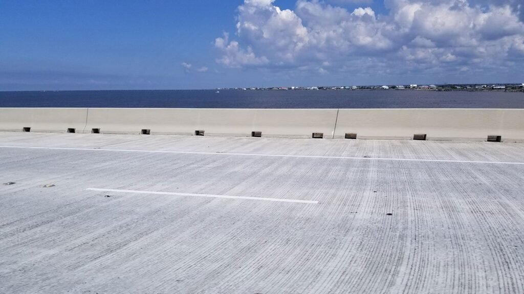 Carretera de concreto a lado del mar, un tipo de pavimento de gran durabilidad y resistencia.