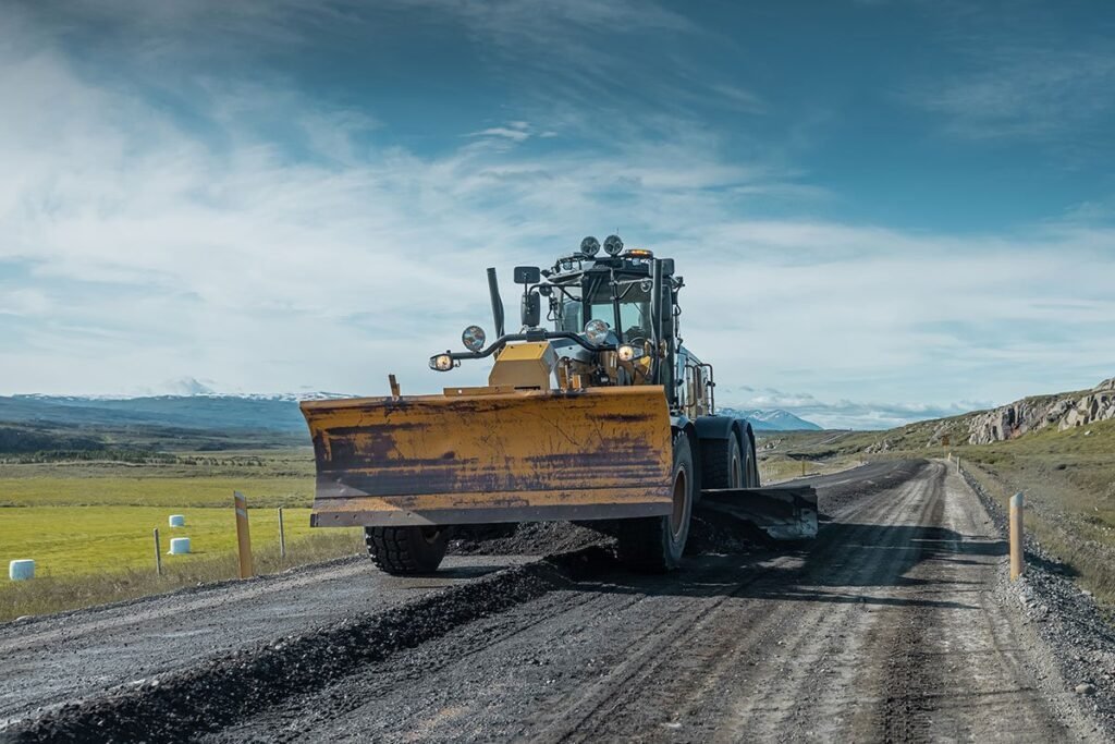 Maquinaria pesada realizando la construcción de una vialidad