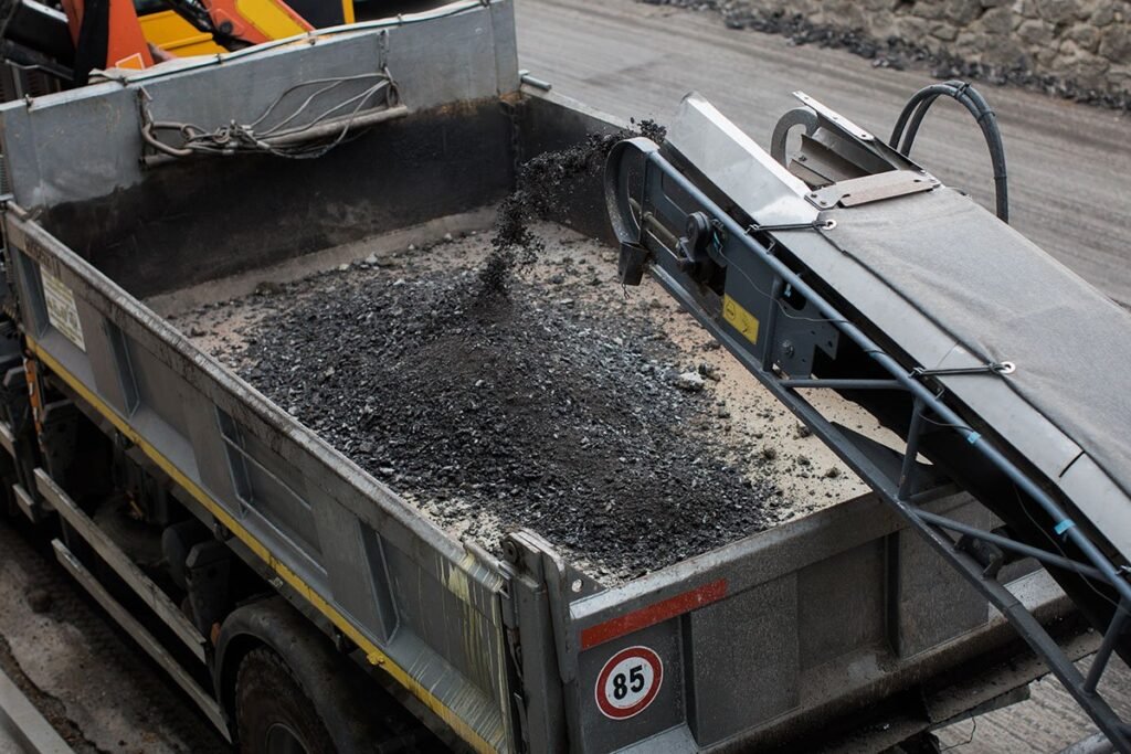Maquinaria realizando reciclaje de pavimento