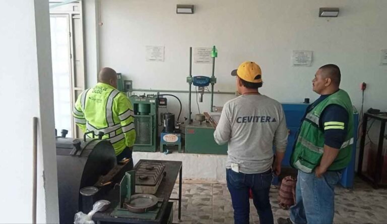 ¿Qué pruebas de laboratorio se realizan en la construcción de carreteras?